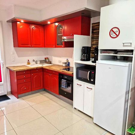 03 - Joli Studio Traversant Situe Au Rdc Avec 2 Lits, Tout Equipe Pour 1, 2 Ou 3 Personnes Maximum, Entree Independante Donnant Sur Parking Dont Une Place Est Reservee Devant La Porte, Grand Fourgon Possible Et Petit Jardin Sur L'Arriere Comme Une Ma Razac-sur-lʼIsle Dış mekan fotoğraf