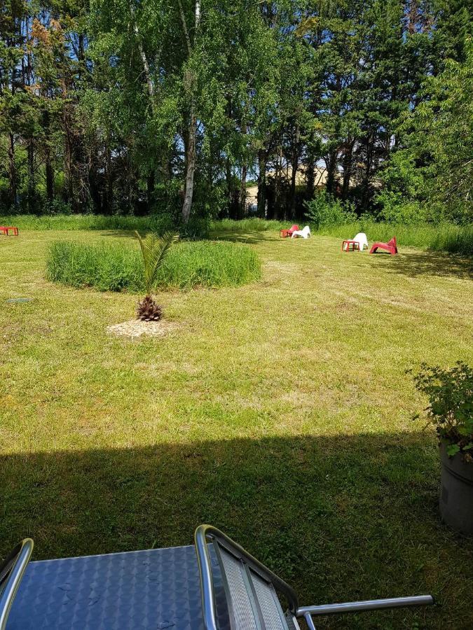 03 - Joli Studio Traversant Situe Au Rdc Avec 2 Lits, Tout Equipe Pour 1, 2 Ou 3 Personnes Maximum, Entree Independante Donnant Sur Parking Dont Une Place Est Reservee Devant La Porte, Grand Fourgon Possible Et Petit Jardin Sur L'Arriere Comme Une Ma Razac-sur-lʼIsle Dış mekan fotoğraf