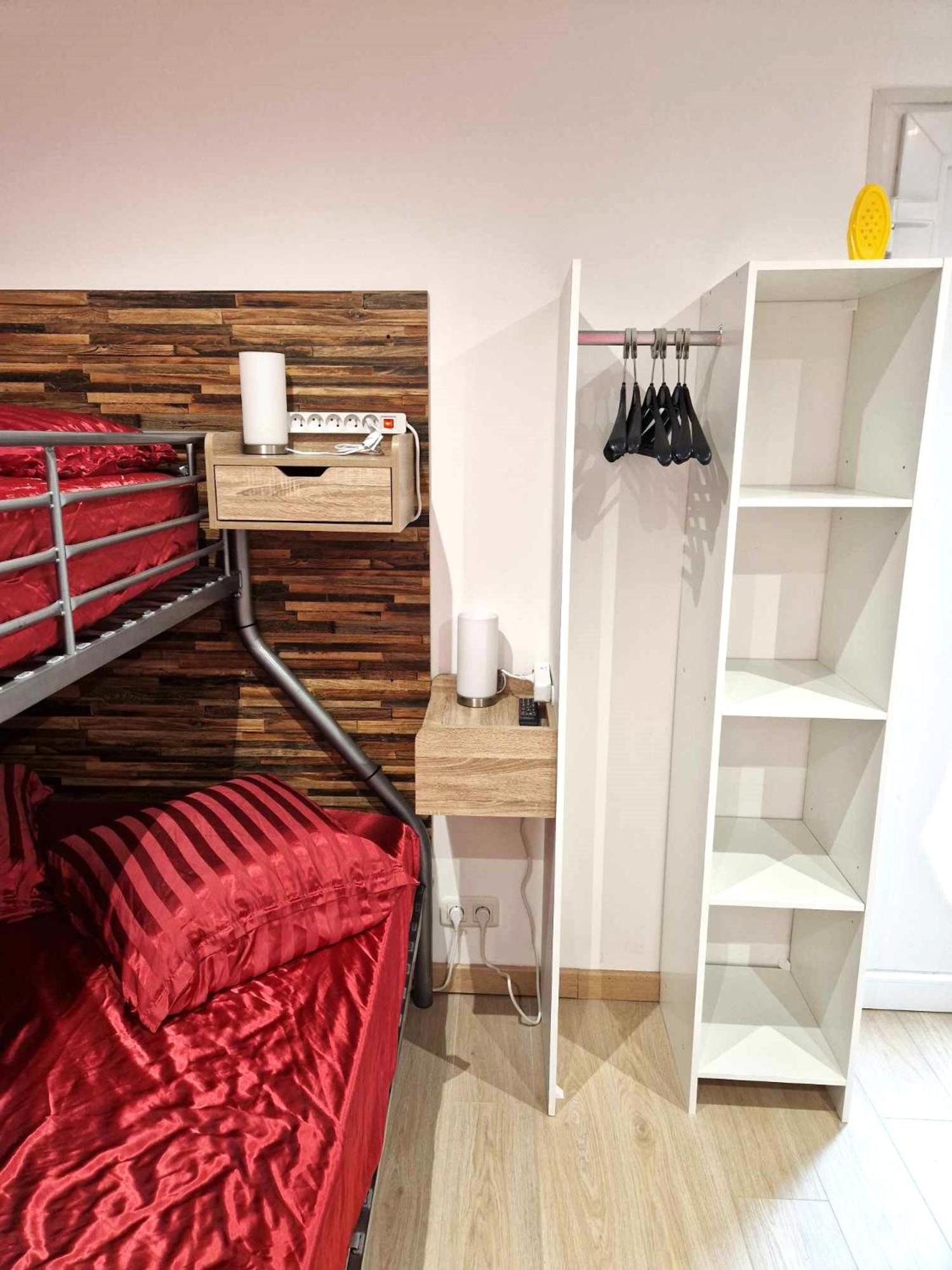 03 - Joli Studio Traversant Situe Au Rdc Avec 2 Lits, Tout Equipe Pour 1, 2 Ou 3 Personnes Maximum, Entree Independante Donnant Sur Parking Dont Une Place Est Reservee Devant La Porte, Grand Fourgon Possible Et Petit Jardin Sur L'Arriere Comme Une Ma Razac-sur-lʼIsle Dış mekan fotoğraf
