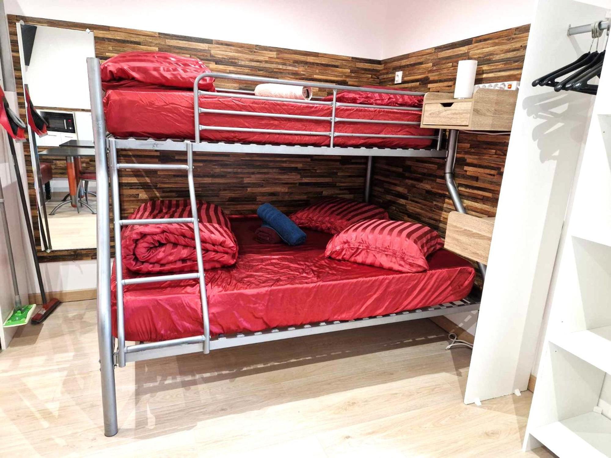 03 - Joli Studio Traversant Situe Au Rdc Avec 2 Lits, Tout Equipe Pour 1, 2 Ou 3 Personnes Maximum, Entree Independante Donnant Sur Parking Dont Une Place Est Reservee Devant La Porte, Grand Fourgon Possible Et Petit Jardin Sur L'Arriere Comme Une Ma Razac-sur-lʼIsle Dış mekan fotoğraf