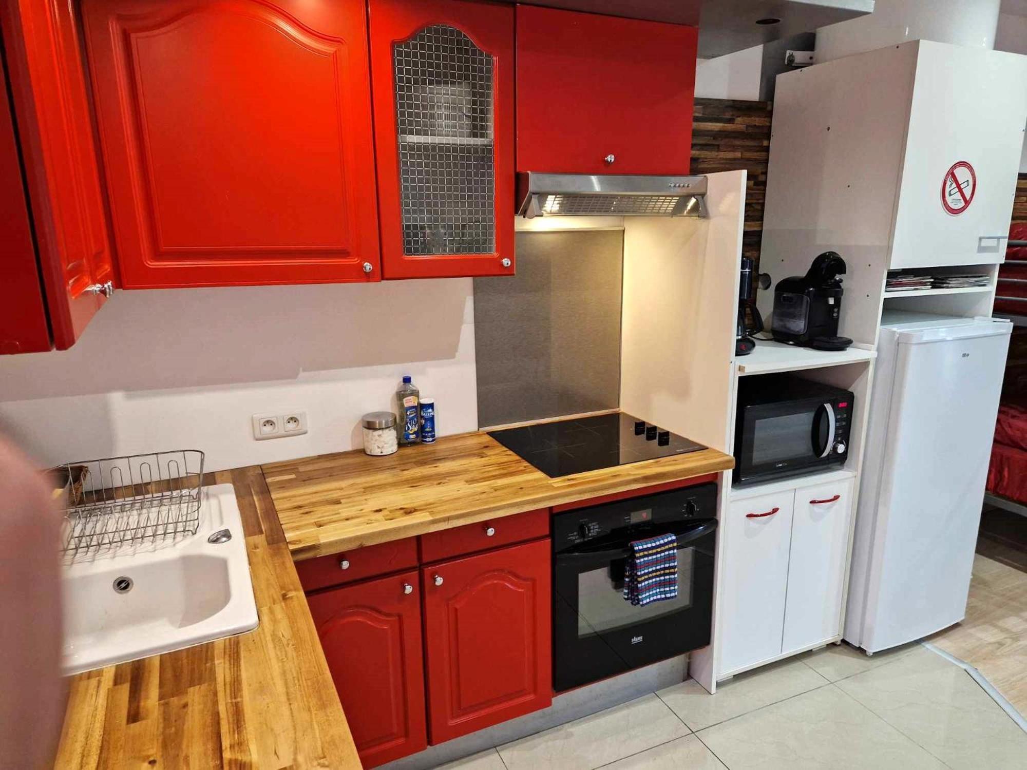 03 - Joli Studio Traversant Situe Au Rdc Avec 2 Lits, Tout Equipe Pour 1, 2 Ou 3 Personnes Maximum, Entree Independante Donnant Sur Parking Dont Une Place Est Reservee Devant La Porte, Grand Fourgon Possible Et Petit Jardin Sur L'Arriere Comme Une Ma Razac-sur-lʼIsle Dış mekan fotoğraf
