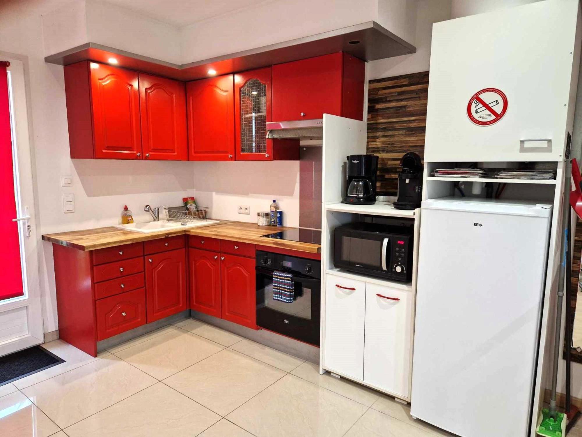 03 - Joli Studio Traversant Situe Au Rdc Avec 2 Lits, Tout Equipe Pour 1, 2 Ou 3 Personnes Maximum, Entree Independante Donnant Sur Parking Dont Une Place Est Reservee Devant La Porte, Grand Fourgon Possible Et Petit Jardin Sur L'Arriere Comme Une Ma Razac-sur-lʼIsle Dış mekan fotoğraf