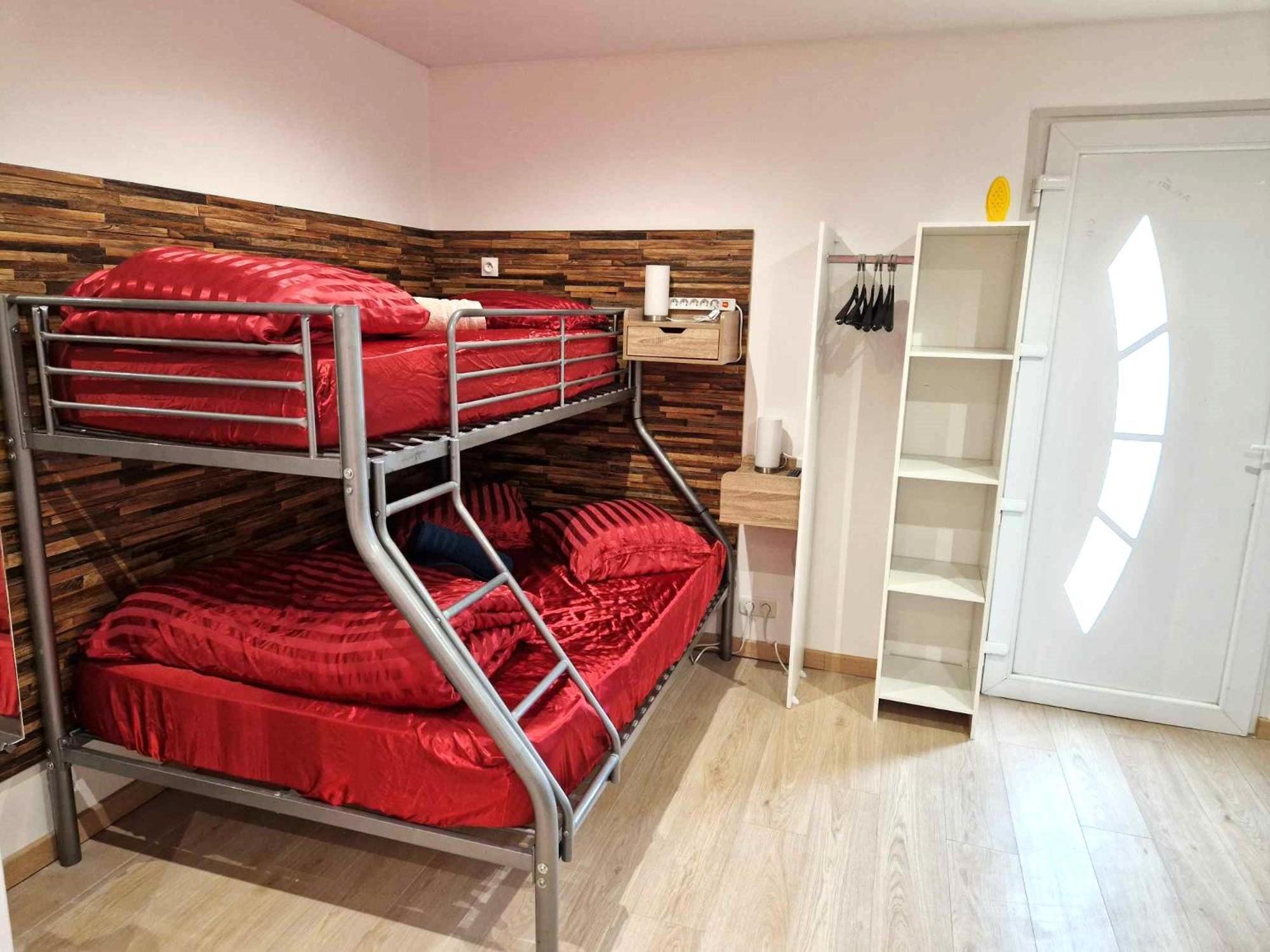 03 - Joli Studio Traversant Situe Au Rdc Avec 2 Lits, Tout Equipe Pour 1, 2 Ou 3 Personnes Maximum, Entree Independante Donnant Sur Parking Dont Une Place Est Reservee Devant La Porte, Grand Fourgon Possible Et Petit Jardin Sur L'Arriere Comme Une Ma Razac-sur-lʼIsle Dış mekan fotoğraf